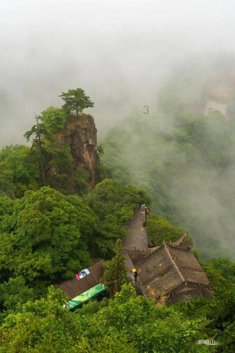 在龙游石窟核心区周围，密密麻麻分布着25座之多，独立存在的石窟