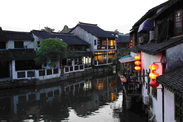 连续压爆多枚乌军地雷 俄扫雷坦克前线画面公开