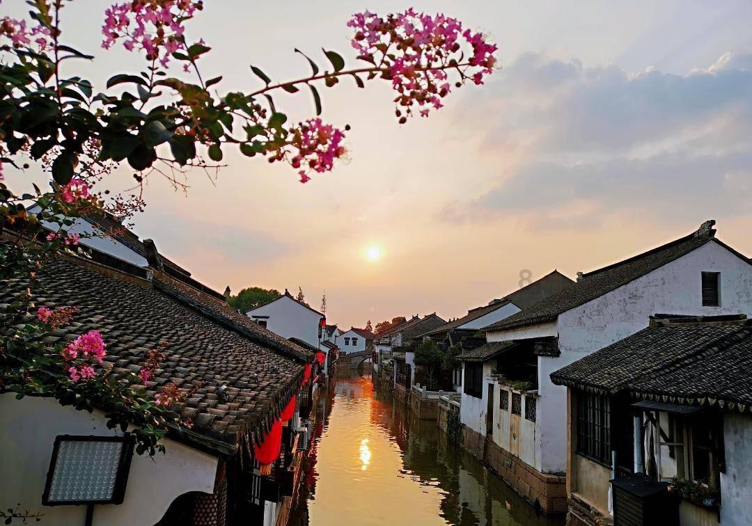 想走精致路线，女性在夏日必备的时髦单品有哪些？游戏画面